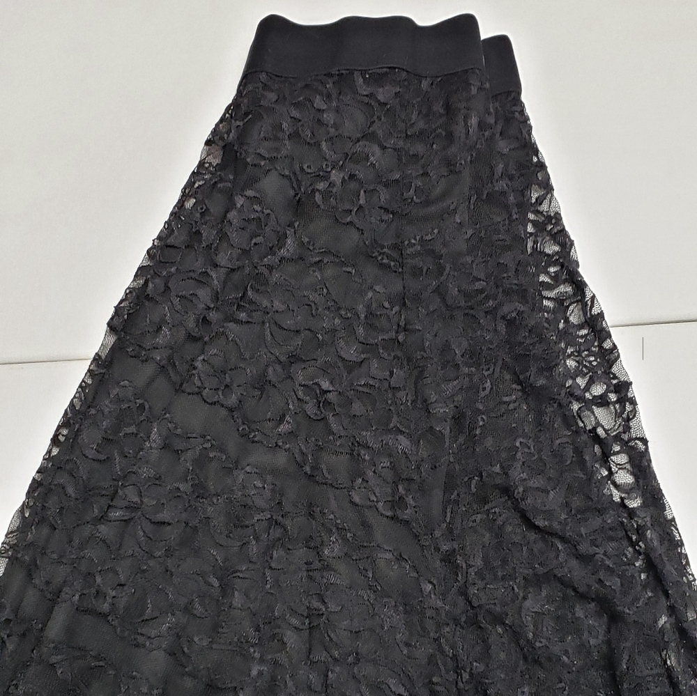 🤑2/$10 EUC Knee length lace skirt